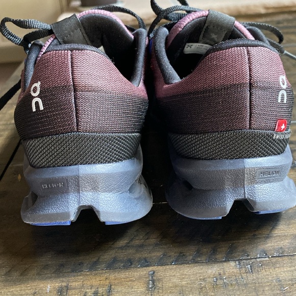 On Running Cloudsurfer Women in Dark Purple and Black Size 7 Preowned Ultra Soft - Picture 5 of 9